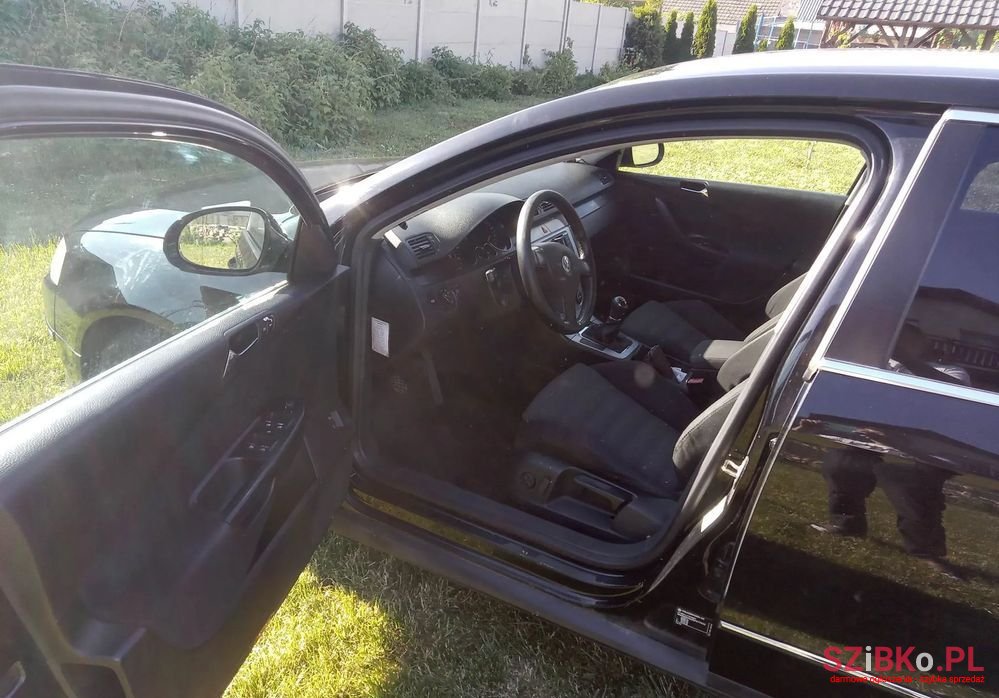 2005' Volkswagen Passat photo #4