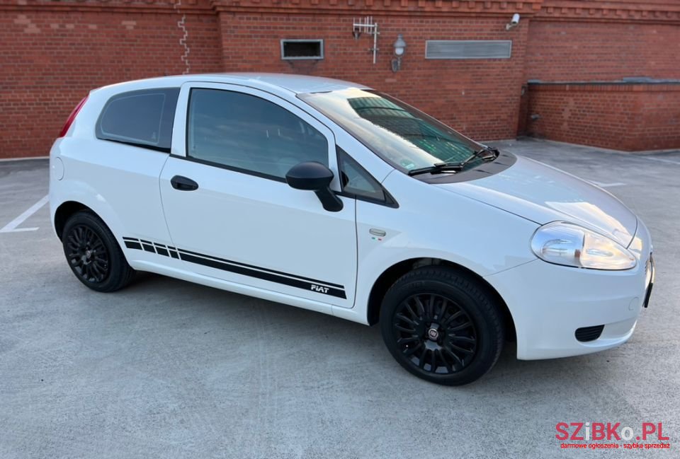 2012' Fiat Punto photo #2