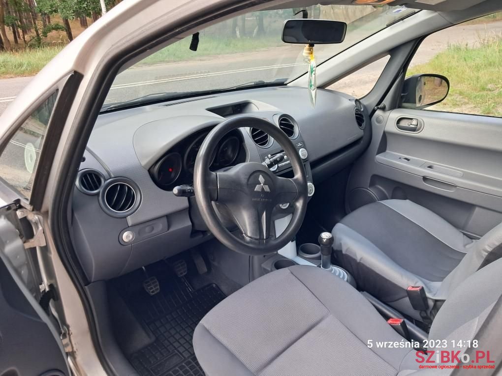 2005' Mitsubishi Colt photo #6