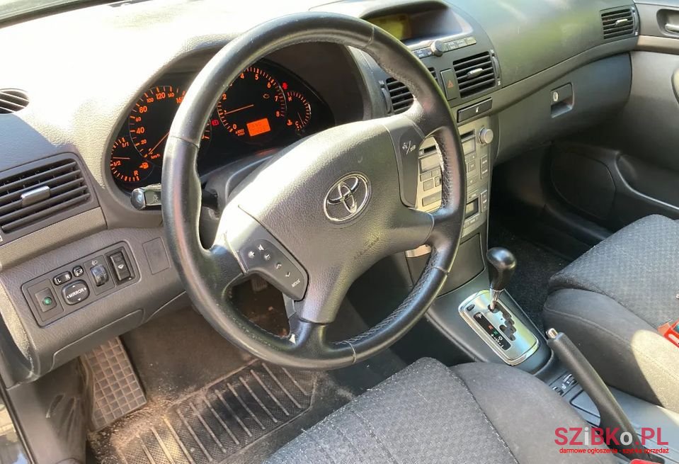 2005' Toyota Avensis photo #5