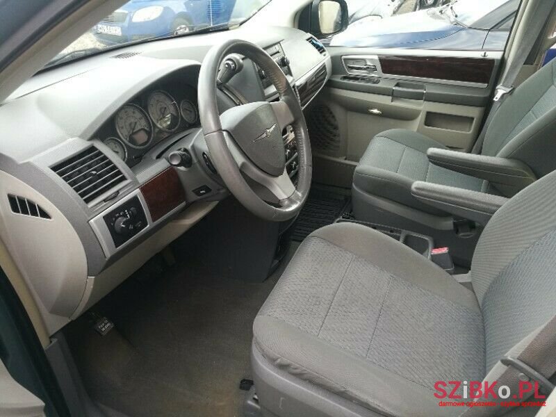 2010' Chrysler Town & Country photo #6