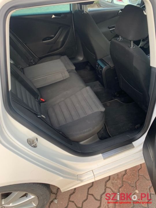 2009' Volkswagen Passat photo #3