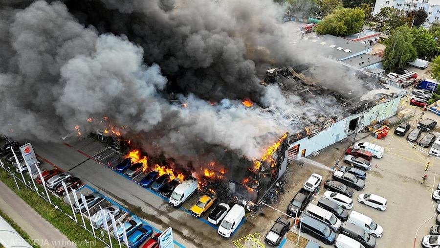 Spalił się salon samochodowy w Warszawie. Pożar w centrum dealerskim na Targówku