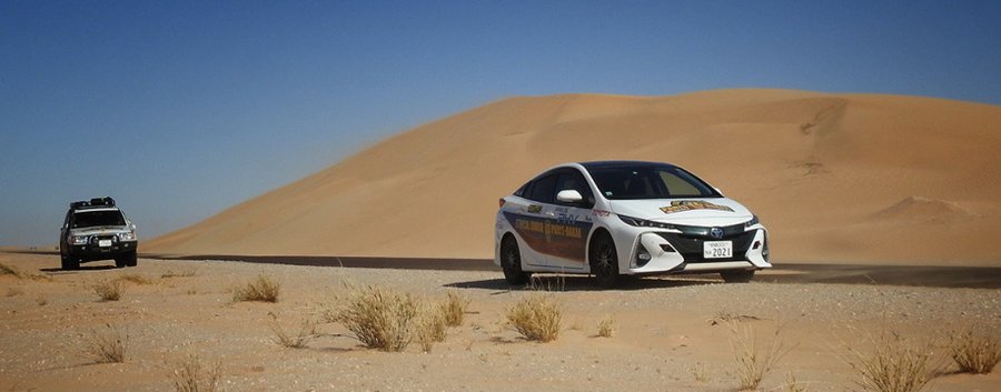 Japanese team drives Toyota Prius from Paris to Dakar