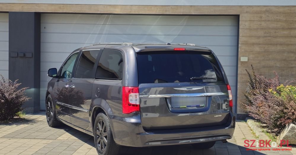 2016' Chrysler Town & Country 3.6 Limited photo #6