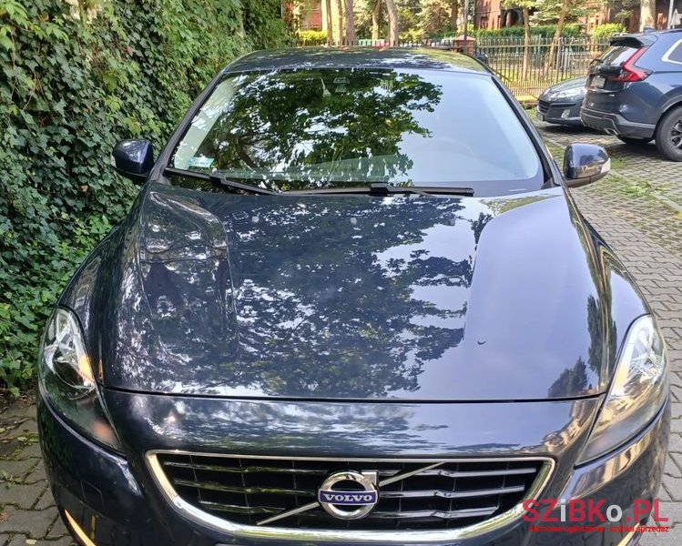 2015' Volvo V40 D3 Momentum photo #2