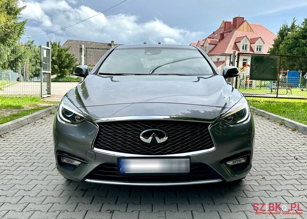 2016' Infiniti Q30 photo #4