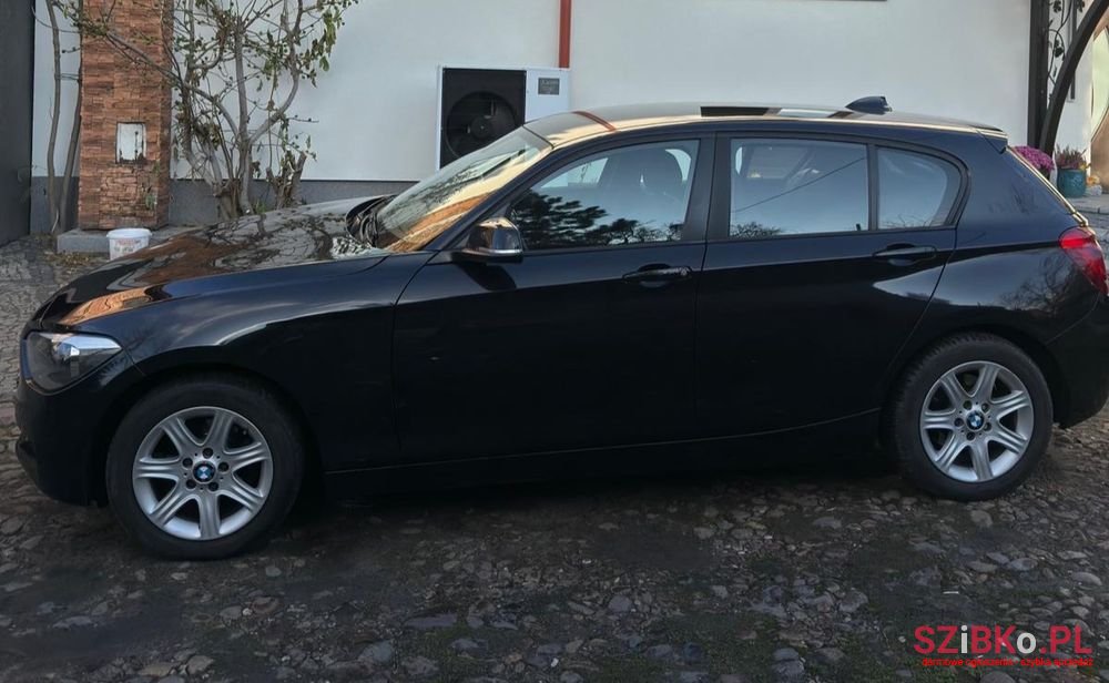 2011' BMW 1 Series 116I photo #2