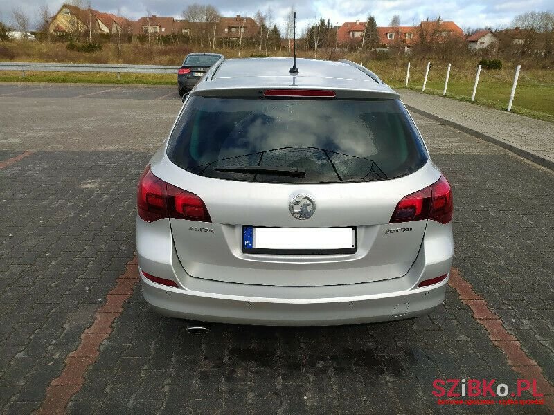 2011' Opel Astra photo #4