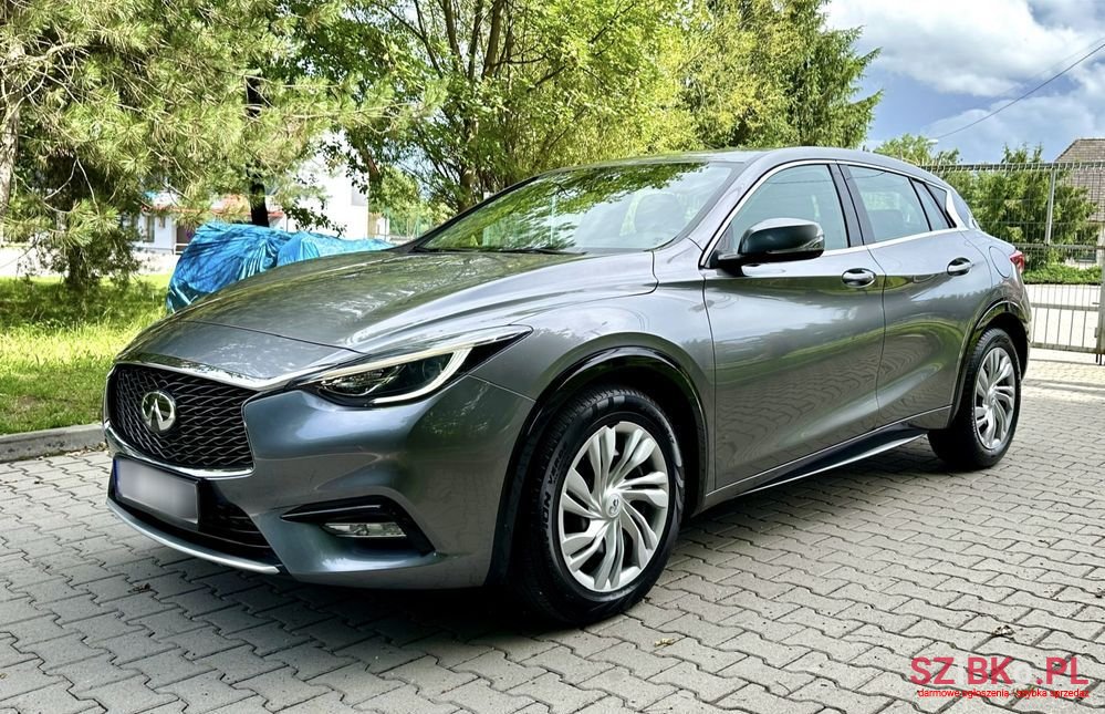 2016' Infiniti Q30 photo #2