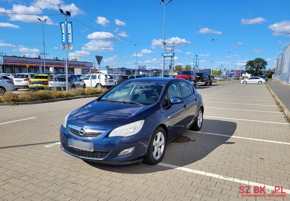2012' Opel Astra photo #2