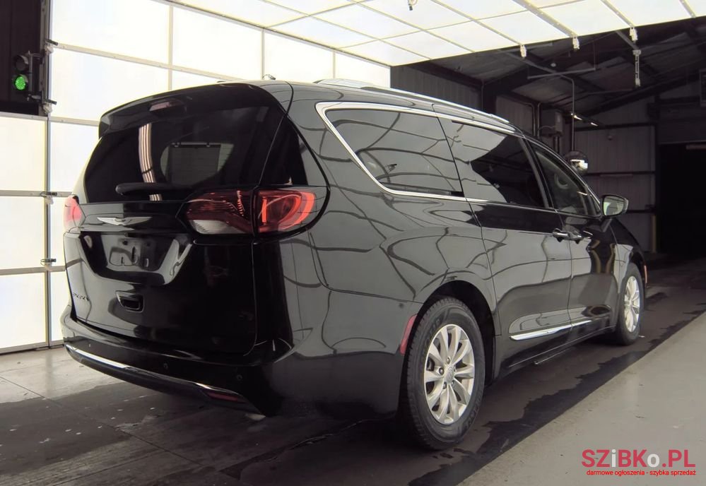 2018' Chrysler Pacifica photo #4