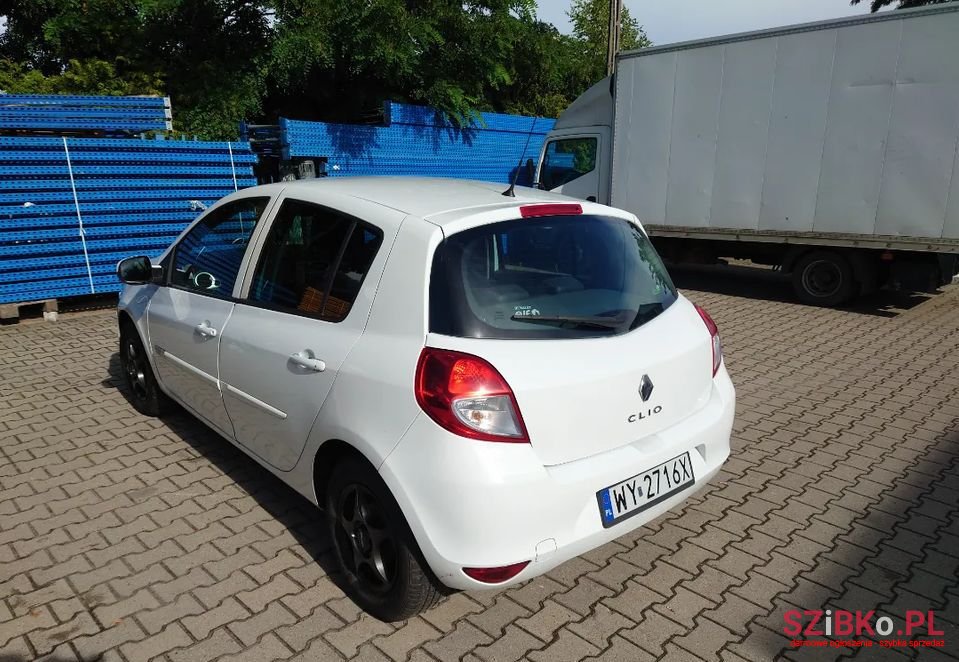 2010' Renault Clio photo #4