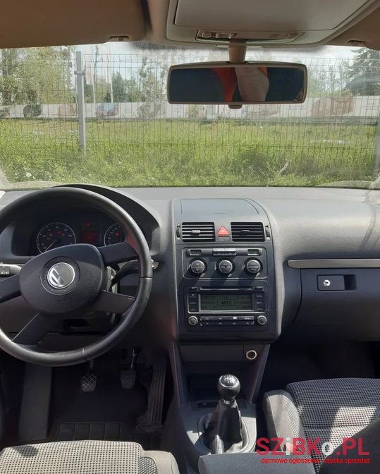 2004' Volkswagen Touran photo #2