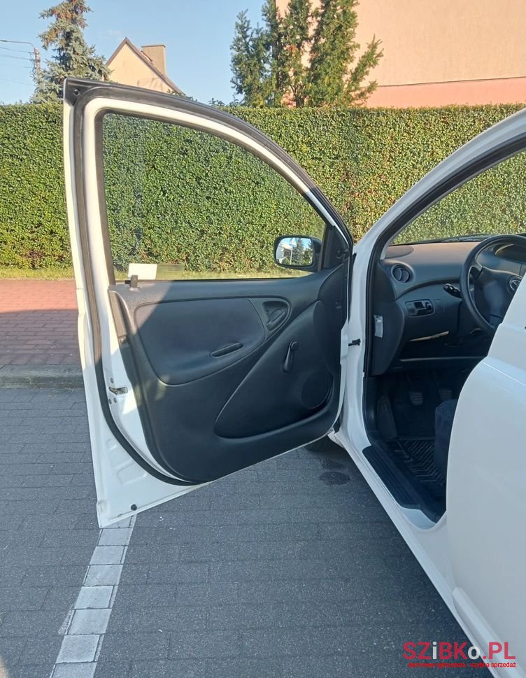 2004' Toyota Yaris photo #5