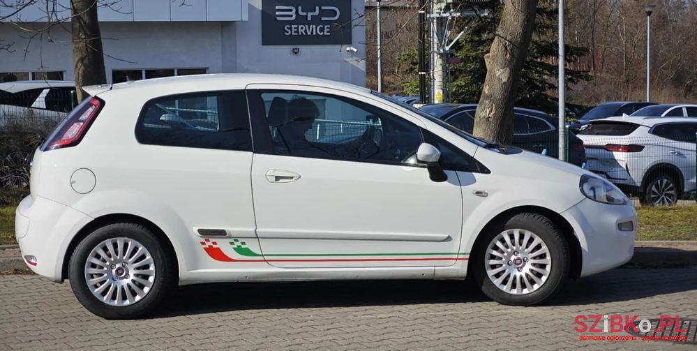 2012' Fiat Punto Evo photo #5