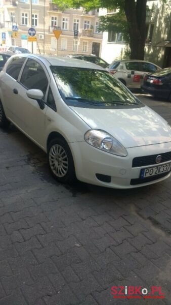 2011' Fiat Punto photo #2