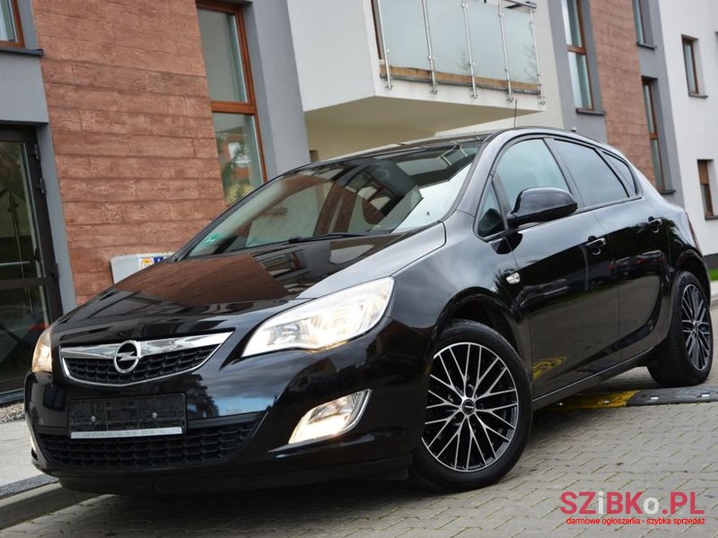 2011' Opel Astra Sport photo #1