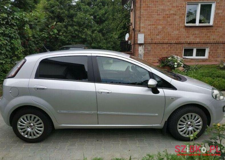 2011' Fiat Punto photo #1