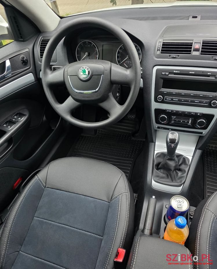 2010' Skoda Octavia 1.6 Elegance photo #3