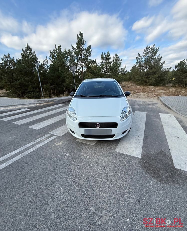 2012' Fiat Punto photo #2