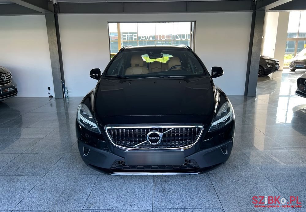 2018' Volvo V40 Cross Country photo #3