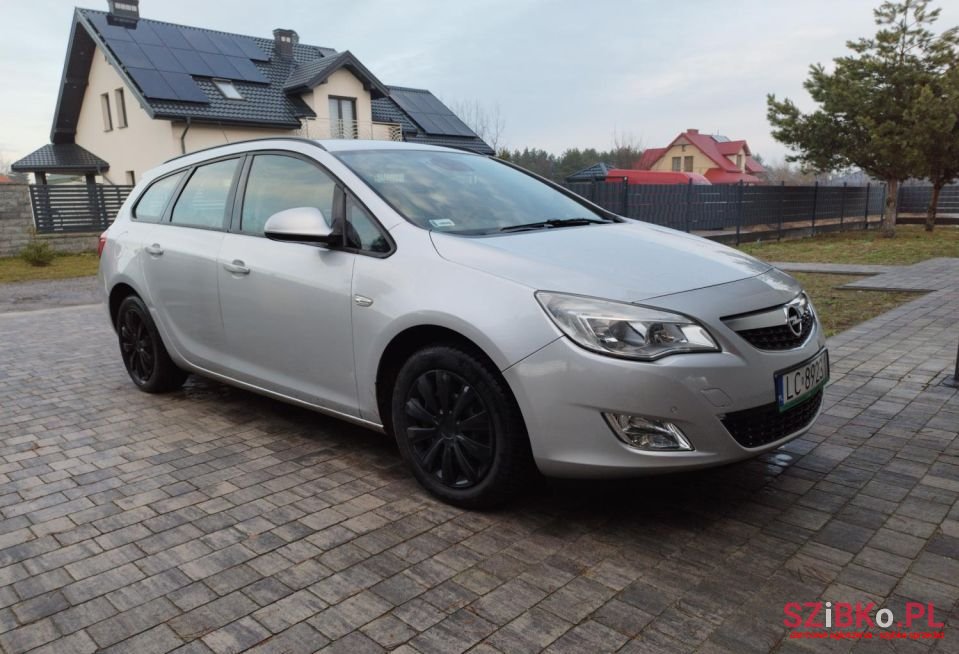 2011' Opel Astra photo #1