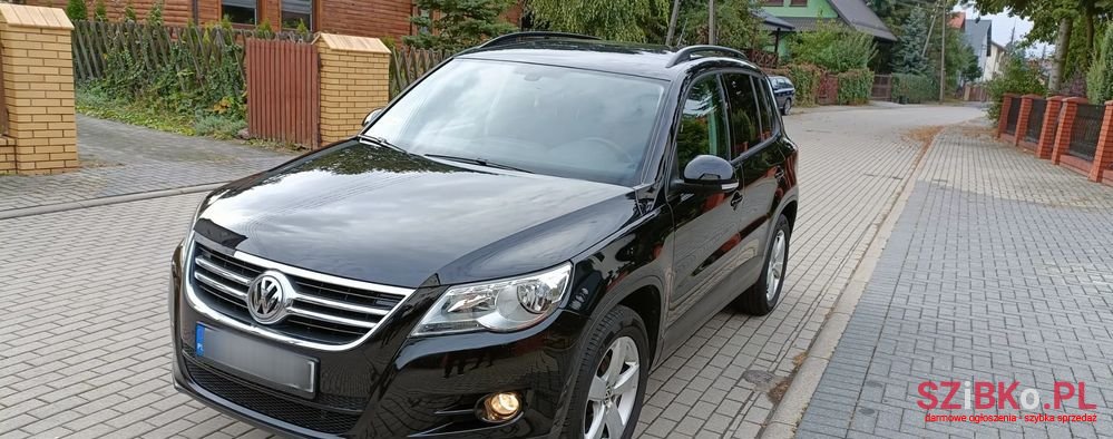 2011' Volkswagen Tiguan photo #1