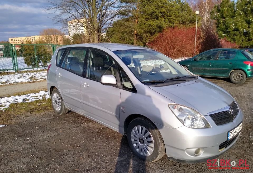 2003' Toyota Corolla Verso photo #3