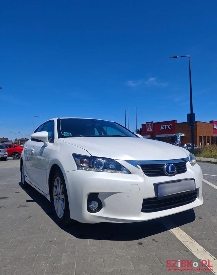2011' Lexus CT 200H photo #1