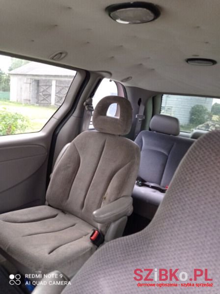 2002' Chrysler Voyager photo #2
