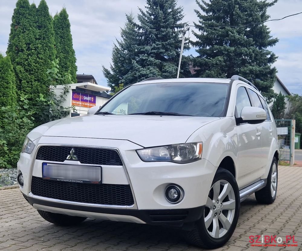 2010' Mitsubishi Outlander 2.0 Intense 2Wd photo #2
