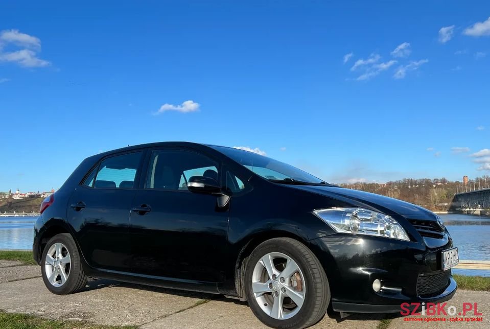 2011' Toyota Auris photo #3