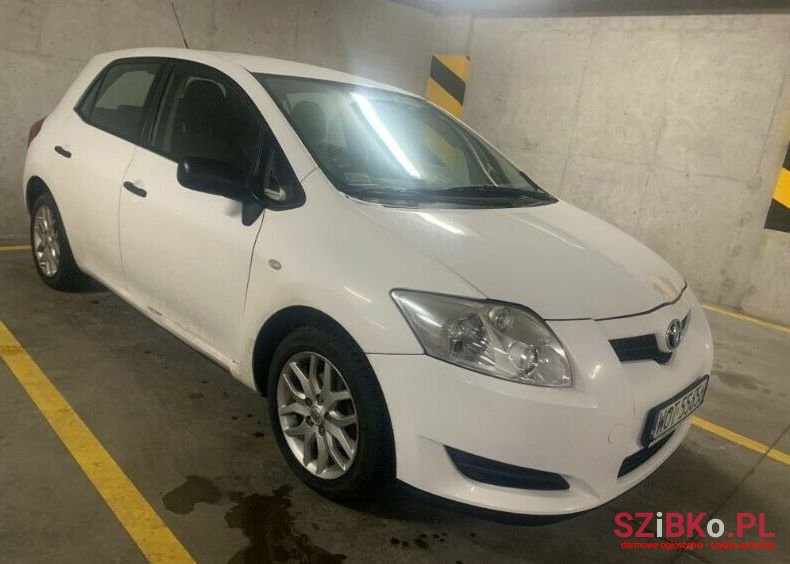 2007' Toyota Auris photo #2