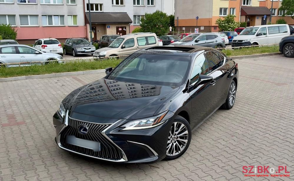 2019' Lexus ES 300H Prestige photo #4