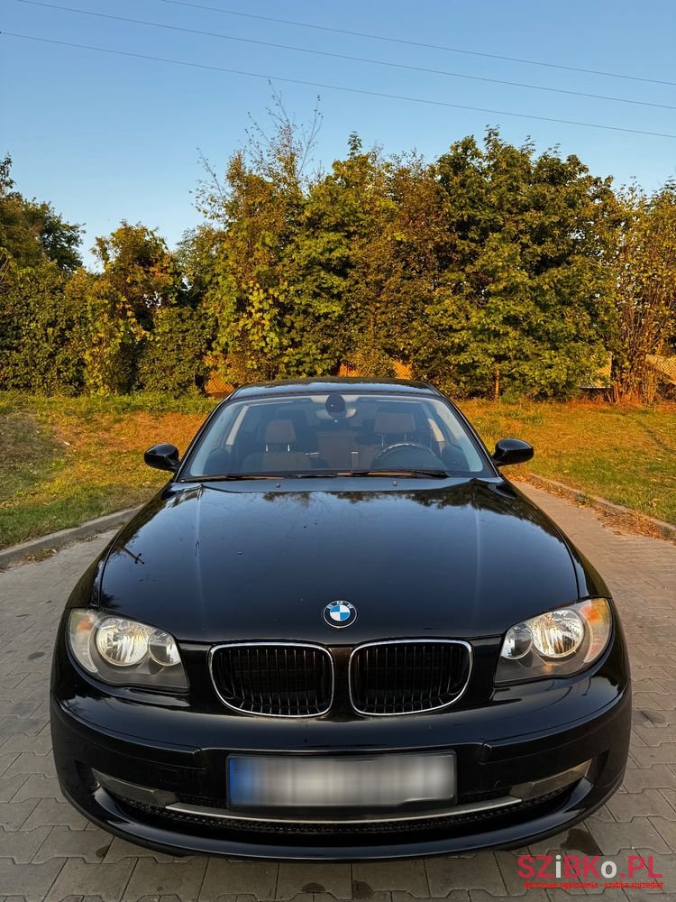 2009' BMW 1 Series 116I photo #1