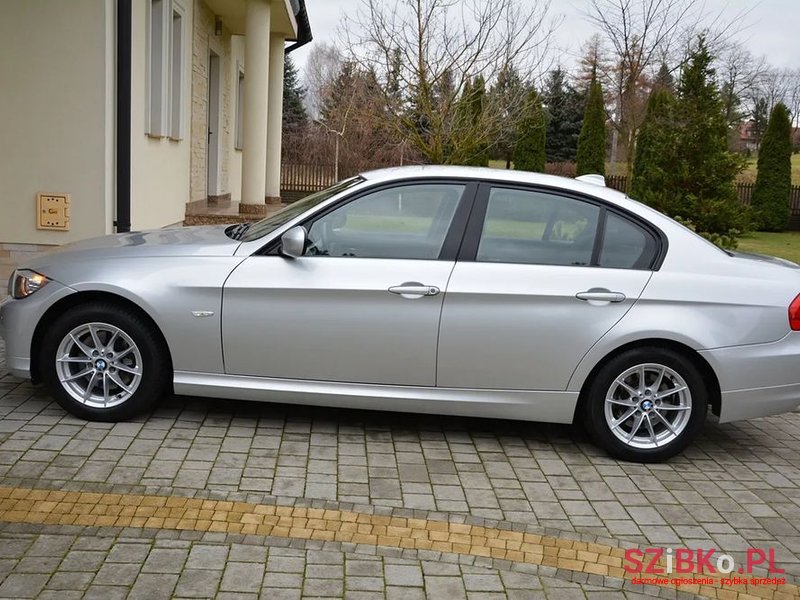 2010' BMW 3 Series 320D photo #3