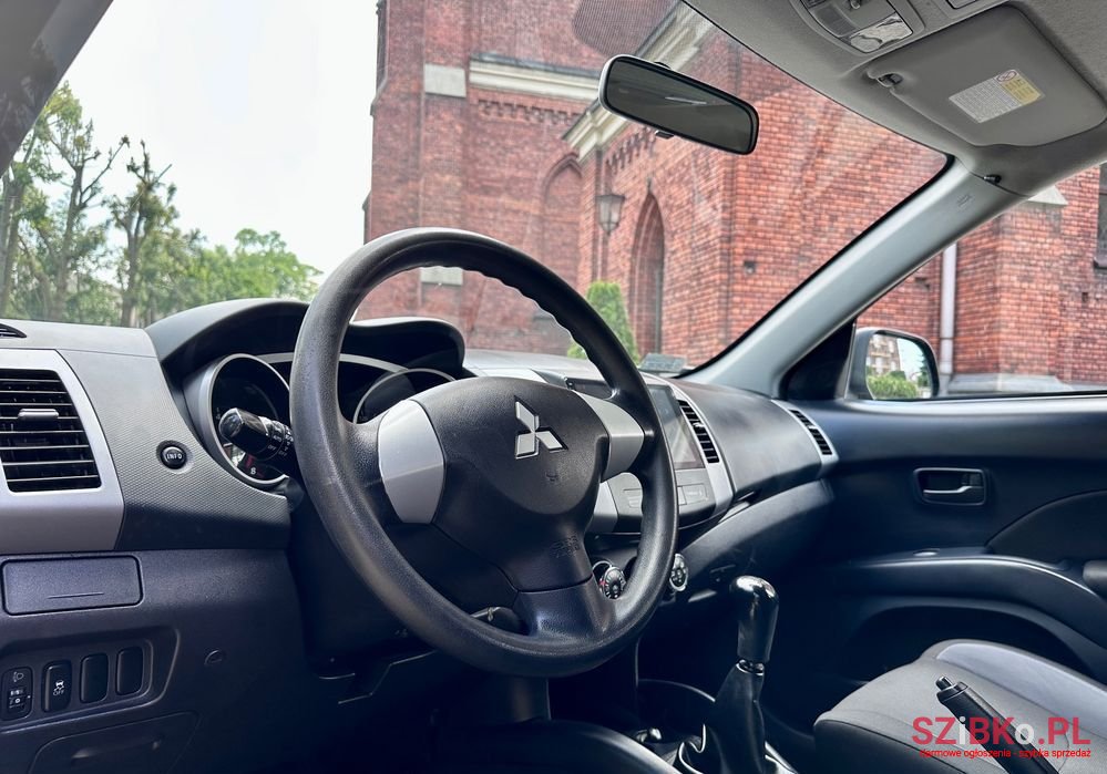 2011' Mitsubishi Outlander 2.0 Intense 2Wd photo #6