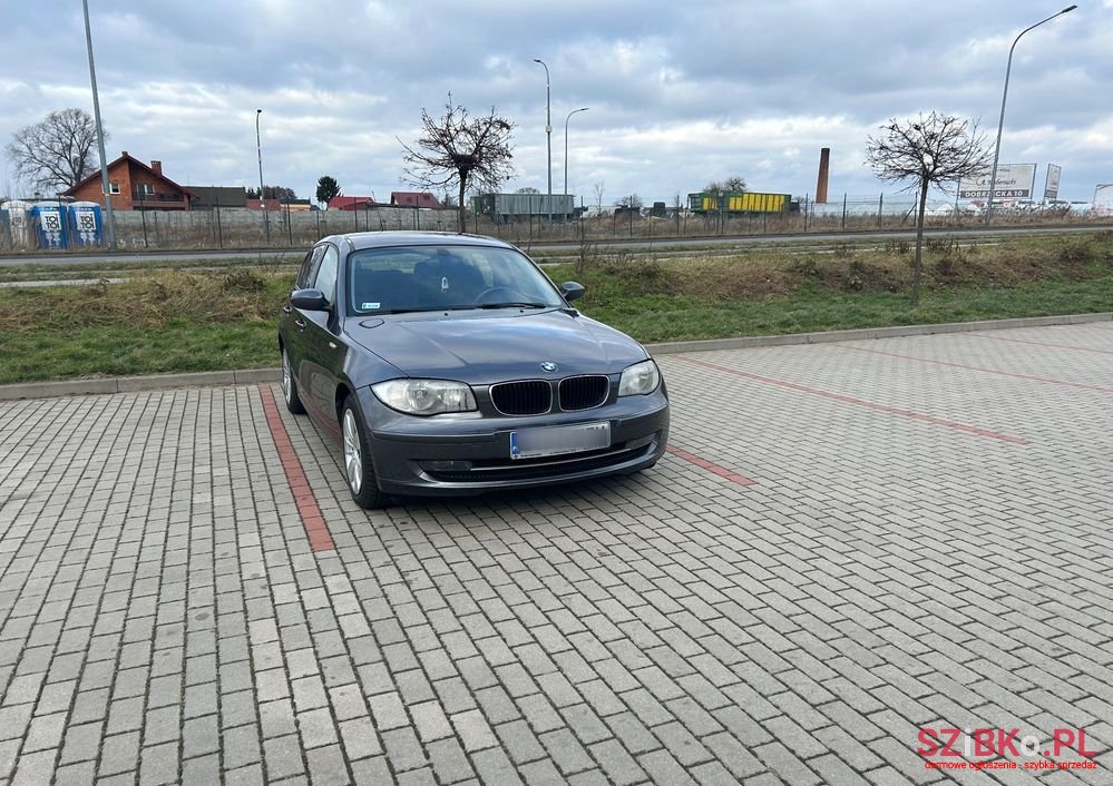 2008' BMW 1 Series 116I photo #2