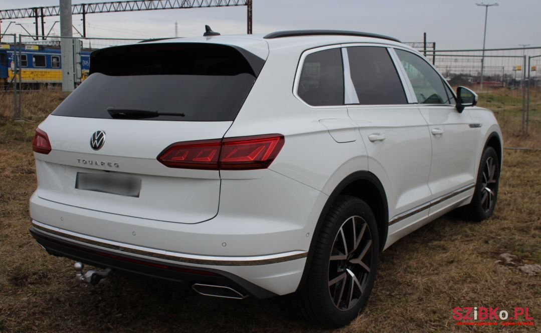 2023' Volkswagen Touareg photo #4