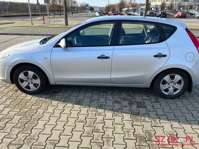 2010' Hyundai i30 1.6 Crdi Classic photo #3