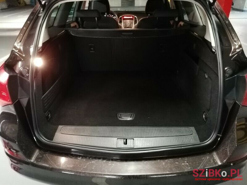 2012' Opel Astra photo #2