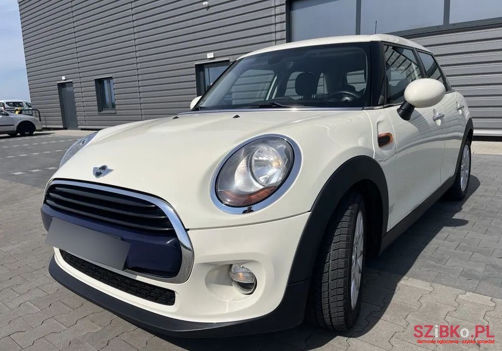 2016' MINI Cooper Standard photo #3