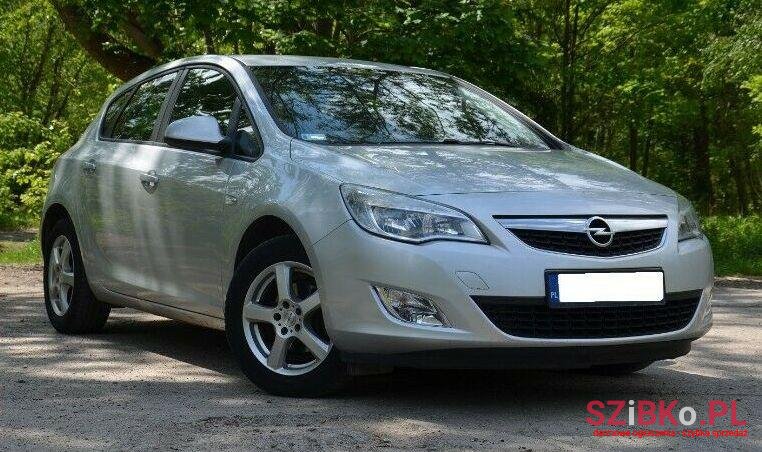 2012' Opel Astra photo #1