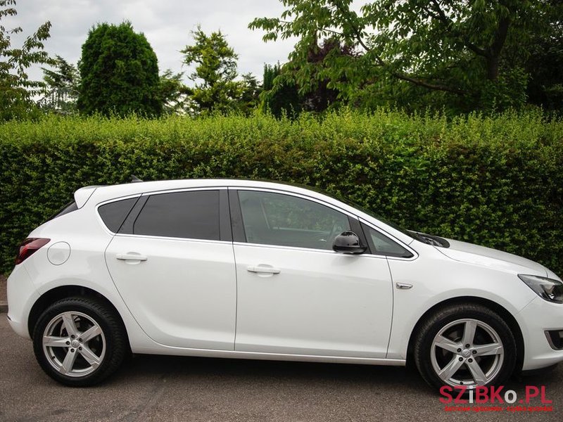 2014' Opel Astra photo #4