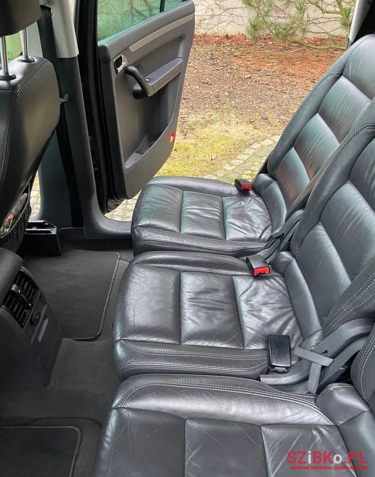 2004' Volkswagen Touran photo #4