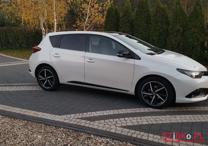 2017' Toyota Auris 1.2 T Selection photo #2