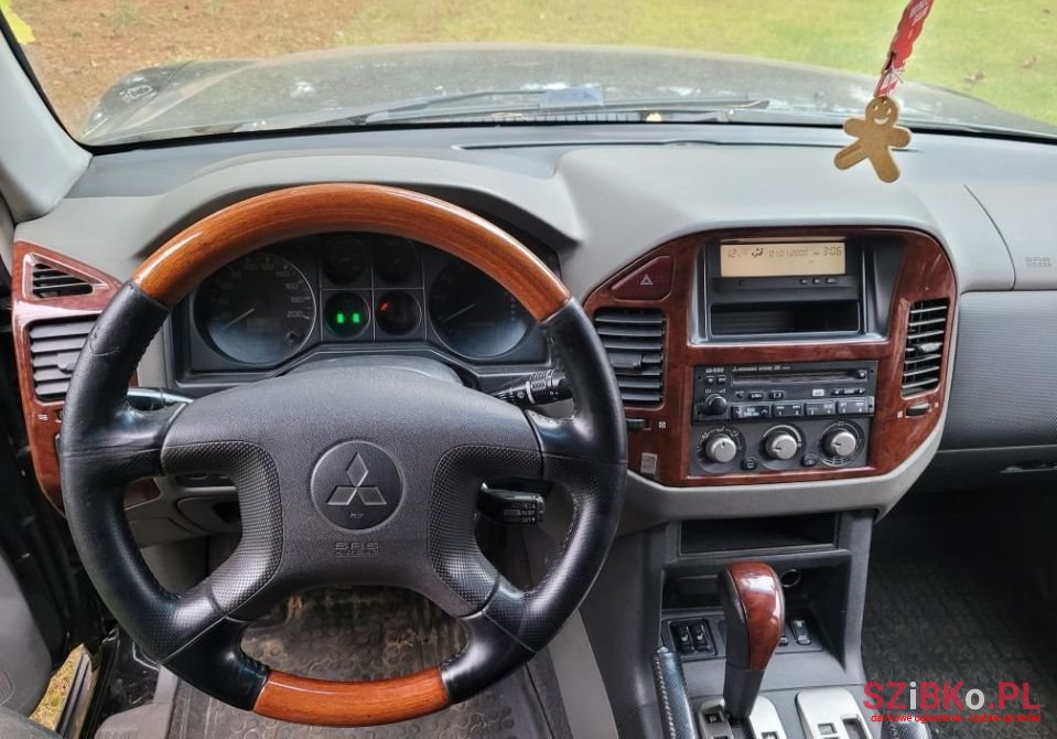 2004' Mitsubishi Pajero photo #3