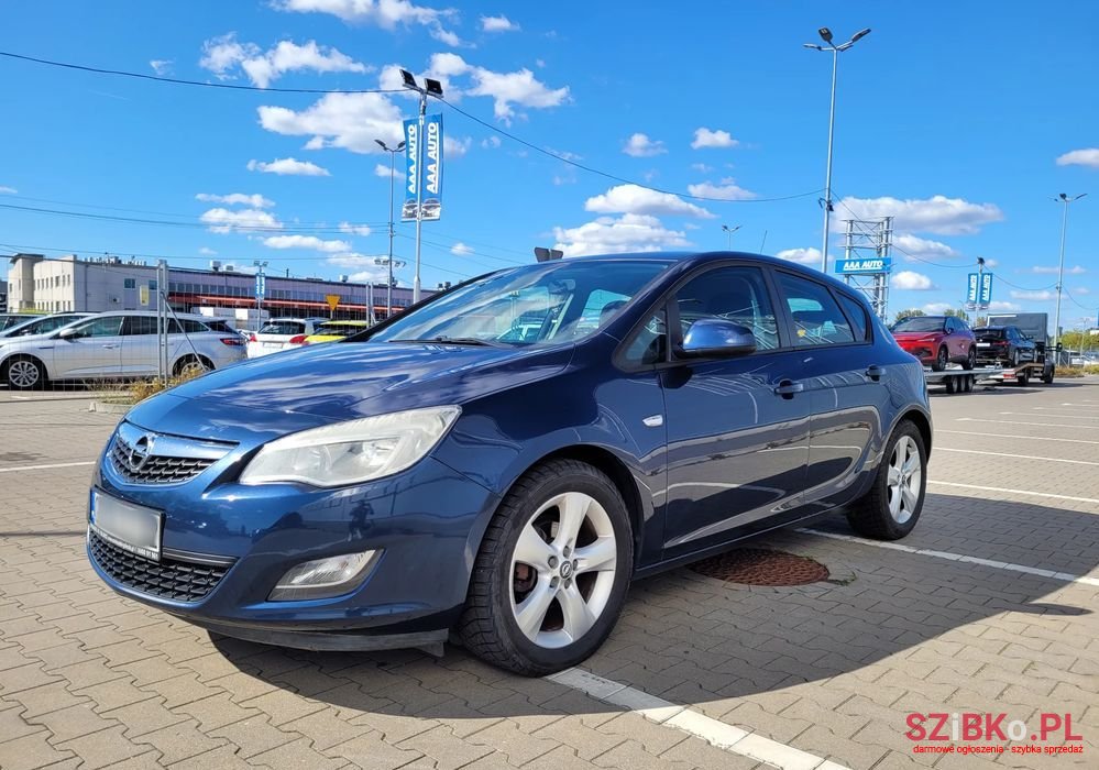2012' Opel Astra photo #3