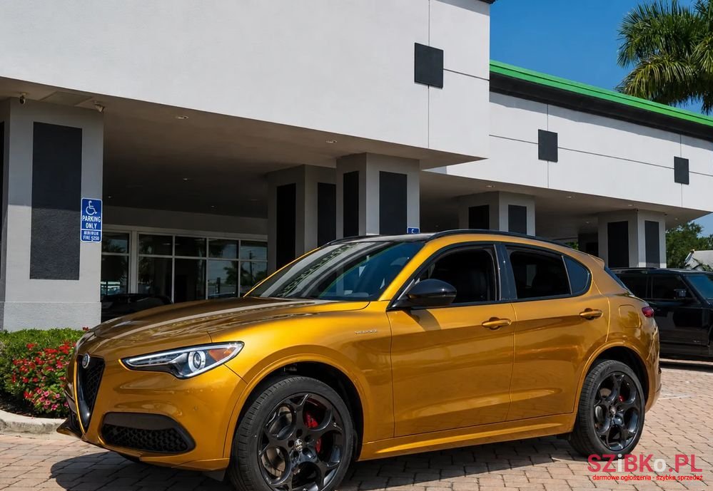 2022' Alfa Romeo Stelvio photo #2